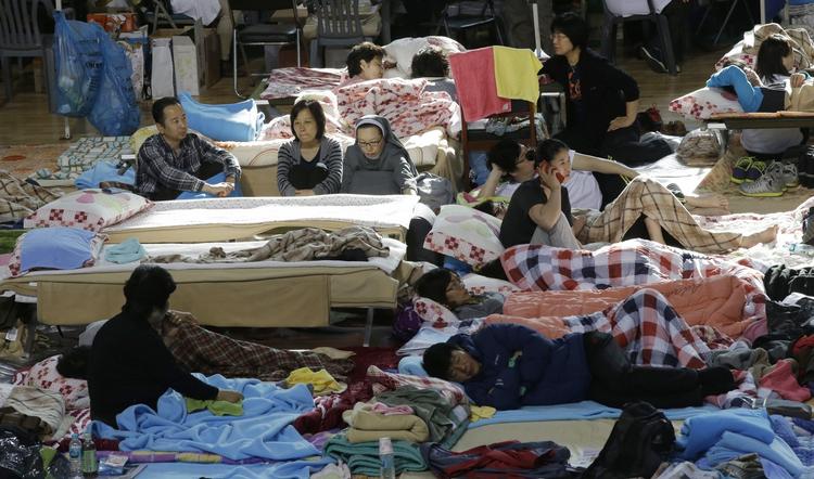 Forlis. Pårørende til de savnede efter et skibsforlis ud for Sydkorea venter på nyt på et gymnasium. Landets præsident siger, at kaptajnens handlinger »svarer til drab«. 