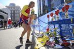 Terror. Ron McCracken fra Dallas er i Boston for at løbe maraton. Her mindes han ofrene for sidste års terrorangreb. 