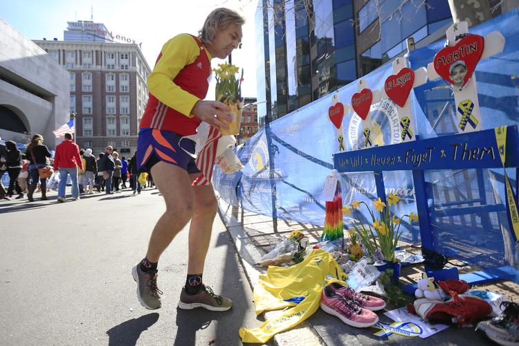 Terror. Ron McCracken fra Dallas er i Boston for at løbe maraton. Her mindes han ofrene for sidste års terrorangreb. 