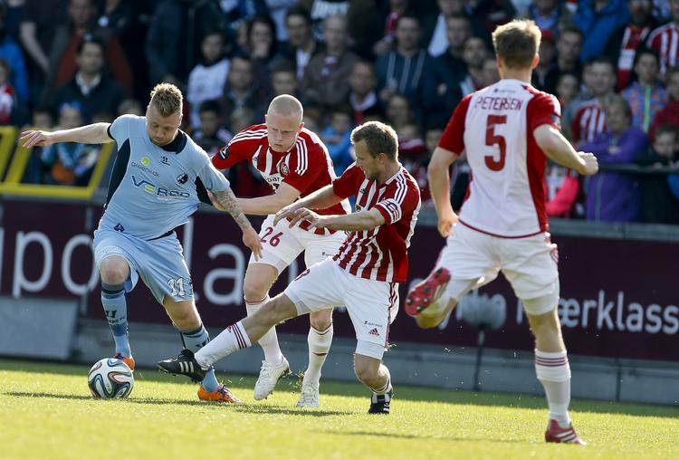 overvundet. Rasmus Würtz (midt) kunne næsten ikke huske, hvordan det var at tabe på eget græs i Aalborg. 