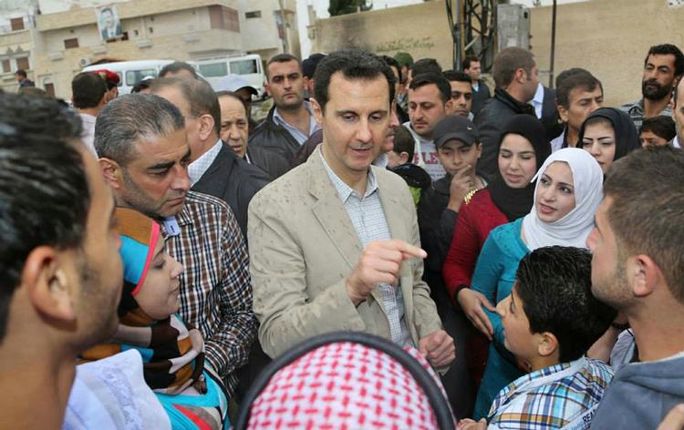 Kandidat. Syriens præsident, Bashar al-Assad, besøgte i går landsbyen Ain al-Tineh i nærheden af hovedstaden, Damaskus. Assads styrker har ifølge statslige syriske medier erobret byen fra oprørere. Trods borgerkrig holder landet præsidentvalg i juni, og Assad er kandidat. 
