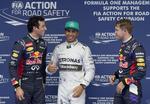 gnidninger. Efter kvalifikationsrunderne før løbet i Shanghai var der smil over hele linjen blandt kørerne. Red Bull-kørerne Daniel Ricciardo (tv) og Sebastian Vettel (th) sluttede som henholdsvis nummer fire og fem, mens Lewis Hamilton (midt) vandt løbet. 