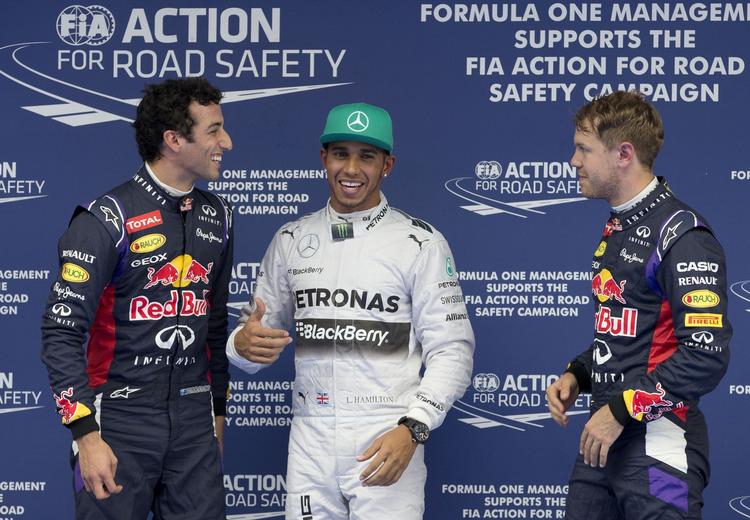 gnidninger. Efter kvalifikationsrunderne før løbet i Shanghai var der smil over hele linjen blandt kørerne. Red Bull-kørerne Daniel Ricciardo (tv) og Sebastian Vettel (th) sluttede som henholdsvis nummer fire og fem, mens Lewis Hamilton (midt) vandt løbet. 