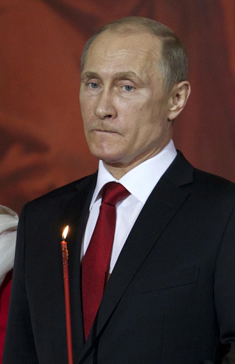 Rehabilitering. »Jeg har underskrevet et dekret for at rehabilitere Krim-tatarerne på Krim, den armenske befolkning, tyskere, grækere, som alle led under Stalins udrensninger«, sagde Ruslands præsident, Vladimir Putin, på et regeringsmøde. I går deltog Putin i en påskemesse i Moskva (foto). 