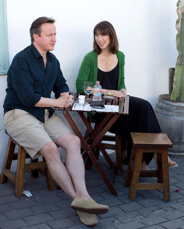 Ups. Pas på med de kristne budskaber, lyder det fra en række britiske VIP'er til Cameron, der her på billedet er på ferie med sin kone Samatha på den spanske ferieø Lanzarote tidligere på måneden. 