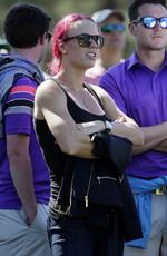 skadet. Caroline Wozniacki lufter sin nye hårfarve ved golfturneringen US Masters 10. april. 