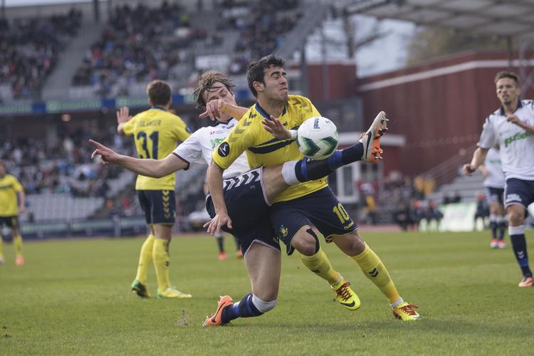 Fight. Brøndby-angriber Ariel Nunez og AGF-forsvarer Johan Lædre Bjørndal havde flere dueller i kampens løb. 