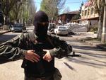 Kontrol. En prorussisk separatist bevogter en af vejene i Slavjansk. Separatisterne er udstyret med moderne våben og mange optræder som regulære soldater. 
