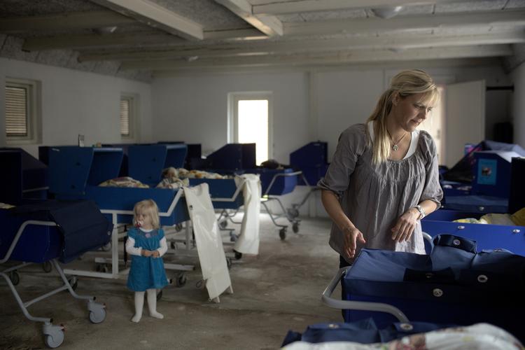 Vuggestue. Efter bleskift, frokost og middagslur, er det op til den enkelte pædagog at finde ud af, hvad den resterende tid skal bruges til. 