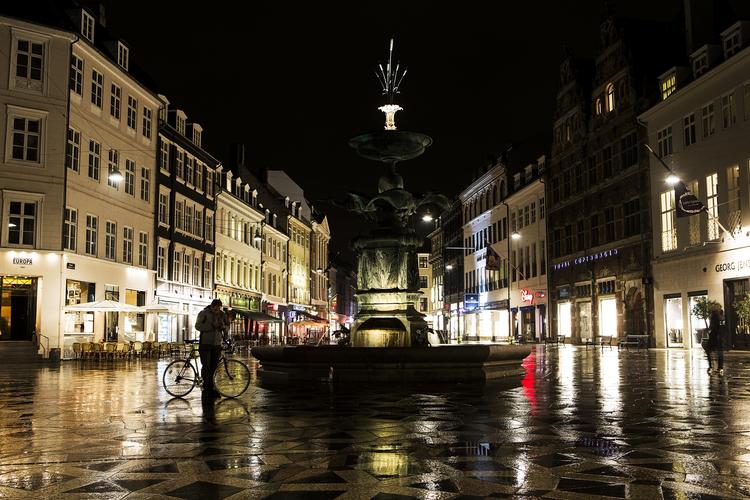 mørkt. Dunkle skygger på Amagertorv. The Economist bruger også et billede fra det gamle torv til sin kritiske artikel om de danske boliglån. 