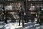 Konflikt. Svært bevæbnede oprørere kontrollerer gaderne i byen Slavjansk i det østlige Ukraine. 