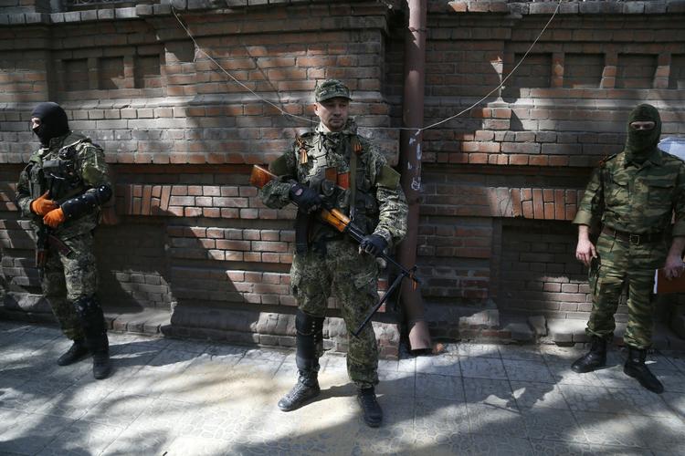 Konflikt. Svært bevæbnede oprørere kontrollerer gaderne i byen Slavjansk i det østlige Ukraine. 