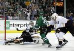 3-0. Den danske målmand for Anaheim Ducks, Frederik Andersen (tv), stod en god kamp mod Dallas Stars, men kunne ikke forhindre et nederlag i playoff-serien. 