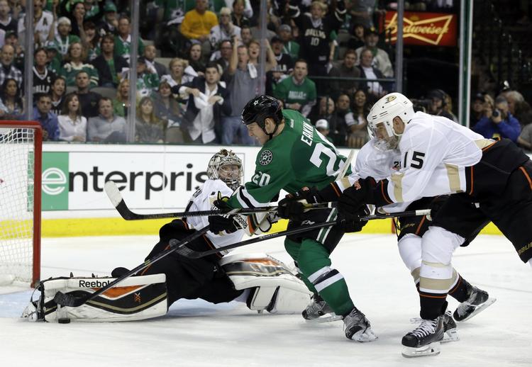 3-0. Den danske målmand for Anaheim Ducks, Frederik Andersen (tv), stod en god kamp mod Dallas Stars, men kunne ikke forhindre et nederlag i playoff-serien. 