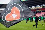 overstadig.  FCM-træner Glen Riddersholm var vildt glad for 5-2 over Viborg og stormede ind på banen for at vise flaget og advare AaB inden de sidste kampe. Foto: Rasmus Baaner/Polfotos nyhedstjeneste 
