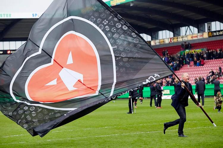 overstadig.  FCM-træner Glen Riddersholm var vildt glad for 5-2 over Viborg og stormede ind på banen for at vise flaget og advare AaB inden de sidste kampe. Foto: Rasmus Baaner/Polfotos nyhedstjeneste 