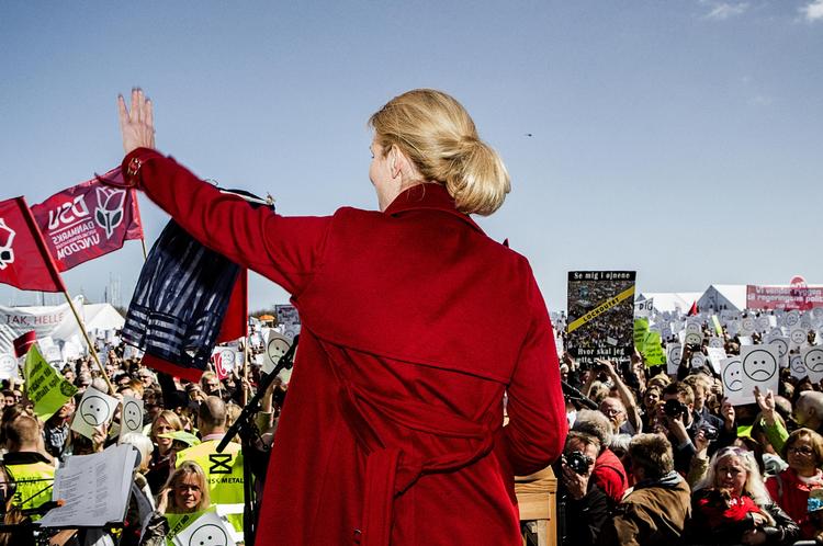 1. maj. Sidste år valgte Helle Thorning-Schmidt ikke at tale i Fælledparken. I stedet talte hun Aarhus (foto) og Aalborg, hvor det ikke kom til at gå fredeligt for sig. Statsministeren blev mødt med buh-råb og et massivt fløjtekor, og politiet måtte skride til flere anholdelser. - Foto: 
