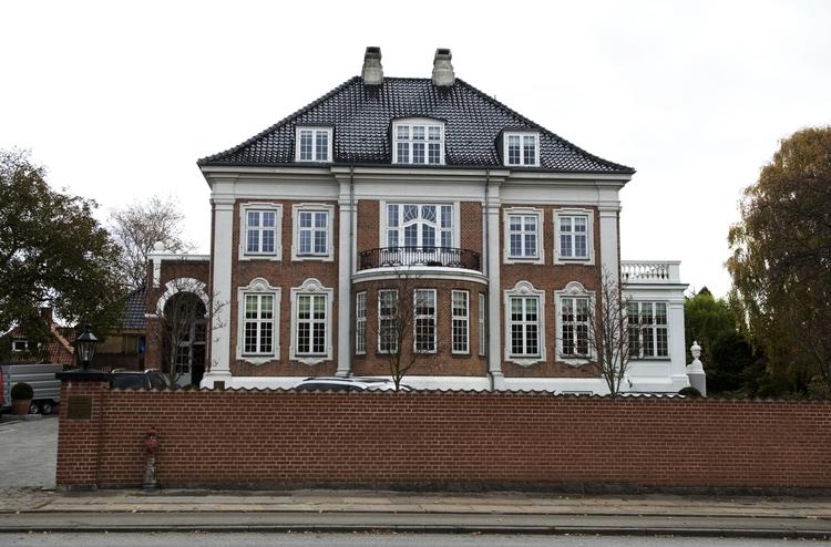 Spekulation. Ejendomsselskabet Sandgården havde til huse i denne palæejendom i Hellerup indtil selskabets konkurs i 2008. 
