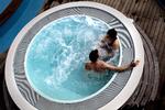 Netværk. Profilbilleder på sociale netværk skal vælges med omhu. En marketingchef siger, at han læser fotos forskelligt fra netværk til netværk: Hvad der kan se sødt og charmerende ud på Facebook, kan virke absurd på LinkedIn: »Den største synder var en mand, der viste sig selv smilende i et boblebad. Gudskelov var der masser af bobler«. - Foto: 