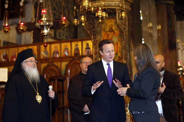KRISTENDOM. David Cameron får opbakning fra en række religiøse organisationer efter at han har betegnet Storbritannien som et kristent samfund. Her ses han under et besøg i Fødselskirken i Bethlehem. 