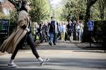 Gæster. Følgerne var mange, da Assistens Kirkegård i dag var centrum for en inspektion, der skal afgøre, om kirkegården skal fredes eller ej. 