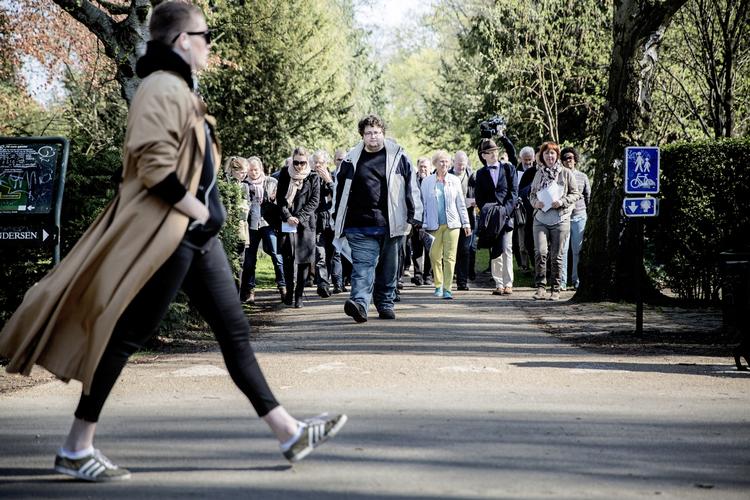 Gæster. Følgerne var mange, da Assistens Kirkegård i dag var centrum for en inspektion, der skal afgøre, om kirkegården skal fredes eller ej. 