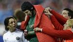 SKADET. Skulderen gjorde for ondt til, at Petr Cech kunne spille videre i den igangværende Champions League-semifinale. 