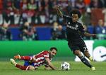 FRISPARK. Der har været langt flere frispark end kvalificerede afslutninger i de første 45 minutter af Champions League-semifinalen mellem Juanfran (tv.) og Willian. 