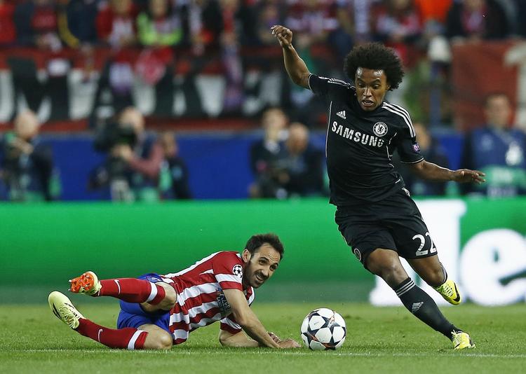 FRISPARK. Der har været langt flere frispark end kvalificerede afslutninger i de første 45 minutter af Champions League-semifinalen mellem Juanfran (tv.) og Willian. 