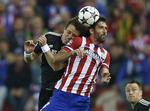 HOVEDSTØDSKAMP. Der blev headet en del af blandt andre David Luiz (tv.) og Raul Garcia, da Chelsea forsvarede sig til 0-0 mod Atletico Madrid, denne Champions League-sæsons eneste ubesejrede hold. 
