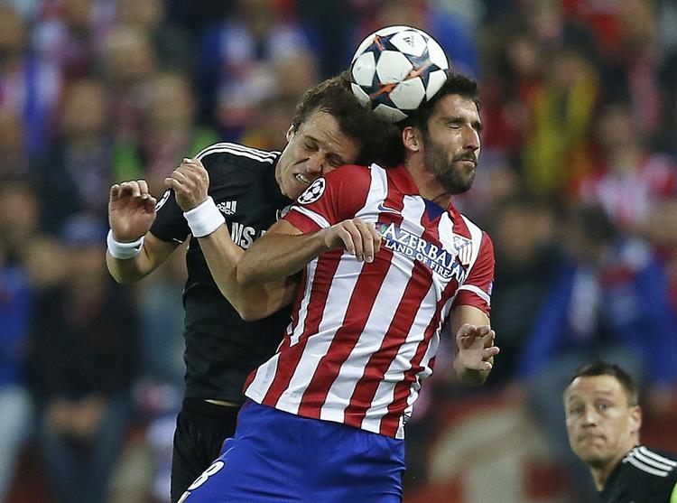HOVEDSTØDSKAMP. Der blev headet en del af blandt andre David Luiz (tv.) og Raul Garcia, da Chelsea forsvarede sig til 0-0 mod Atletico Madrid, denne Champions League-sæsons eneste ubesejrede hold. 