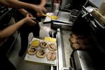 gammelt. På McDonald's er burgerne forproducerede, og det betyder at de ofte kommer til at ligge for længe i varmeskabet, inden de blever serveret for kunderne. 