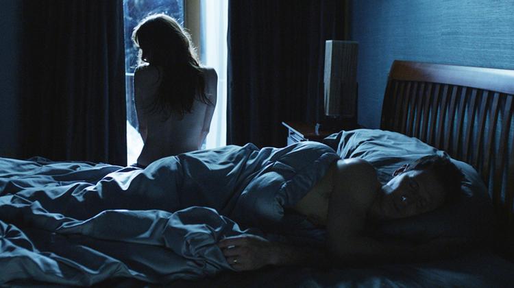 Bredt. 'In Your Eyes' kan opleves af alle med fem dollars på kontoen og adgang til internettet. 