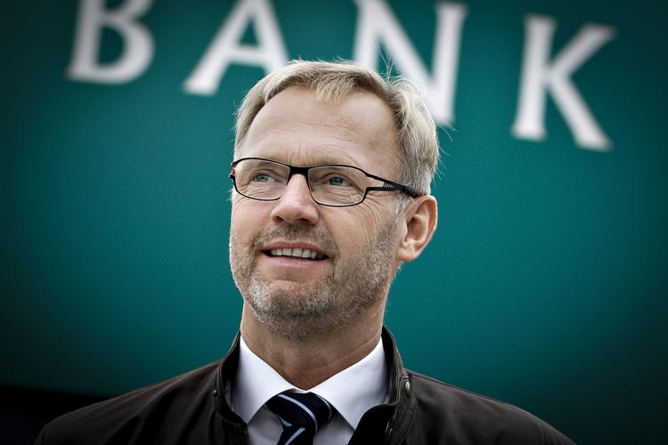 slut. Jyske Banks direktør, Anders Dam, har nu lukket sagen om den mangelfulde rådgivning af kunder, der købte obligationer, som faldt kraftigt i kurs, da finanskrisen brød ud. En lille milliard har hele sagen kostet banken. 