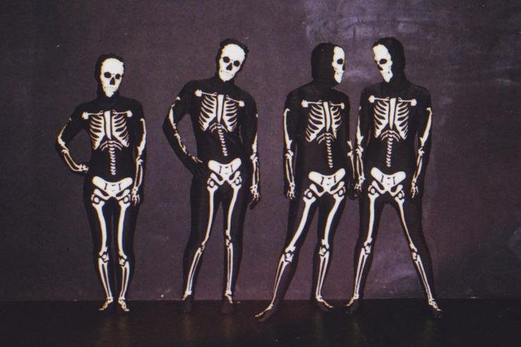 Dans. DEATH er en dobbelt danseforestilling med to koreografers fortolkning af døden. 
