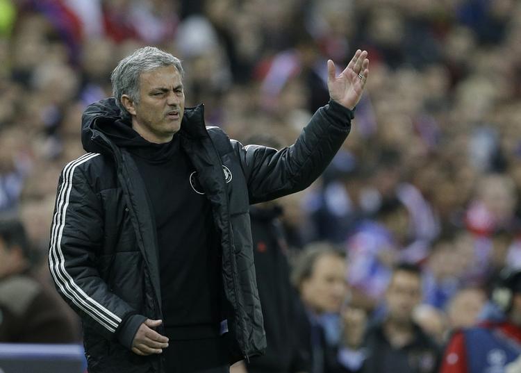 presset. Chelsea-træner Jose Mourinho kan blive nødt til at vælge enten kampen om titlen i England eller Champions League, da hans foretrukne mandskab næppe kan klare begge dele. 