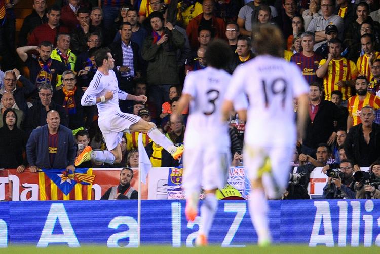 tvivlsom. Gareth Bale (tv) var matchafgørende mod Barcelona i pokalfinalen i Spanien. 