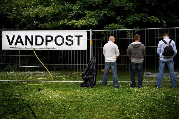 forbudt. Det er forbudt at urinere offentligt. Ifølge ordensbekendtgørelsen, lyder det fra Københavns Politi. 