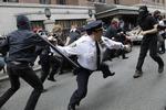 TWITTERFADÆSE. De pæne politifotos druknede i en strøm af billeder af sammenstød, da NYPD forsøgte en charmekampagne. Her er et af de billeder, der blev offentliggjort af twitterkontoen Occupy Wall Street med teksten: 'Her er New Yorks Politi i dialog med medlemmer af lokalsamfundet, i gang med at vinde hjerter og sind en politistav ad gangen'. 
