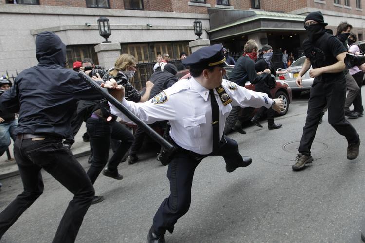 TWITTERFADÆSE. De pæne politifotos druknede i en strøm af billeder af sammenstød, da NYPD forsøgte en charmekampagne. Her er et af de billeder, der blev offentliggjort af twitterkontoen Occupy Wall Street med teksten: 'Her er New Yorks Politi i dialog med medlemmer af lokalsamfundet, i gang med at vinde hjerter og sind en politistav ad gangen'. 