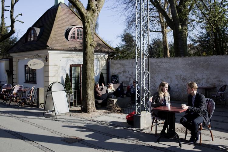 Eftermiddagssol. Hos Olivers Oase er der plads til at sidde og nyde solen på det brede fortorv. 