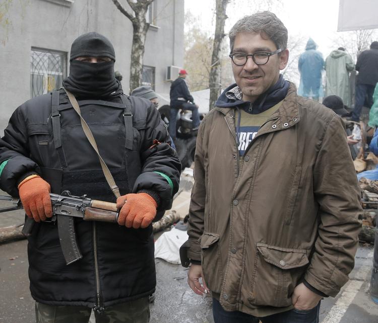 Tilfangetaget. Dette billede af Simon Ostrovsky er taget 13. april. Han står ved siden af en prorussisk aktivist i Slavjansk. Ostovsky arbejder for Vice News. 