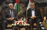 KOALITION. Gazas leder, Hamas' ministerpræsident Ismail Haniyeh (th) ses her sammen med en udsending fra Fatah, Azzam al-Ahmad under forsoningsforhandlingerne i Gaza By. 