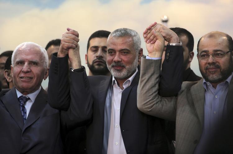 Glæde.  Azzam al-Ahmad (tv.) fra Fatah, Gazas ministerpræsident Ismail Haniyeh og  Moussa Abu Marzouk ra Hams. 