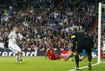 1-0. På et fladt indlæg fra Fabio Coentrao scorer Karim Benzema første halvlegs eneste mål. 