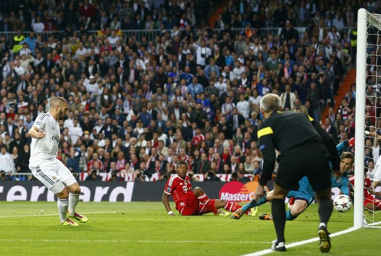 1-0. På et fladt indlæg fra Fabio Coentrao scorer Karim Benzema første halvlegs eneste mål. 