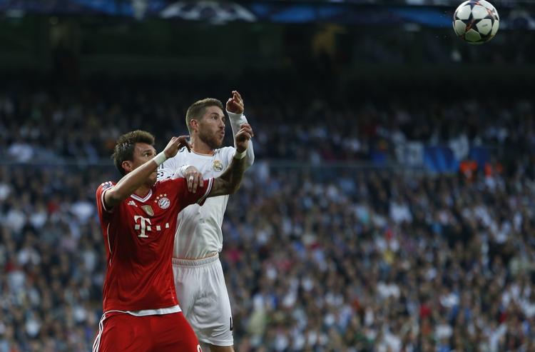 UDFALD. Yousee-kunder kunne ikke tage CL-kampen. Her var Bayerns Mandzukic i karambolage med Reals Sergio Ramos om bolden under opgøret, der ikke kunne følges på de digitale signaler i Nordsjælland. 