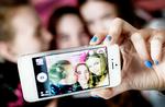 Online. Ida, Mathilde og Malou fra Vadgaard Skole i Søborg vil helst selv takle ubehagelige oplevelser på de sociale medier, siger de. Foto: Daniel Hjorth 