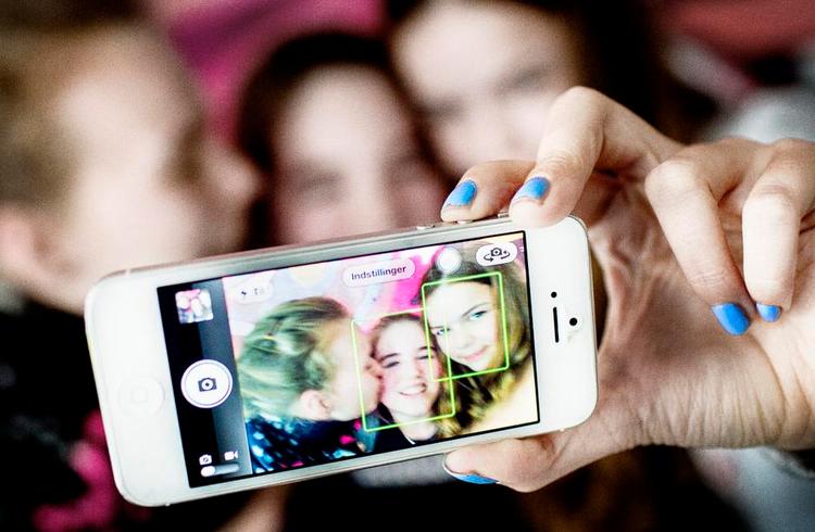 Online. Ida, Mathilde og Malou fra Vadgaard Skole i Søborg vil helst selv takle ubehagelige oplevelser på de sociale medier, siger de. Foto: Daniel Hjorth 