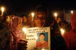Mindedag. En kvinde fremviser foto af et savnet familiemedlem på årsdagen for kollapset af tøjfabrikken Rana Plaza. 